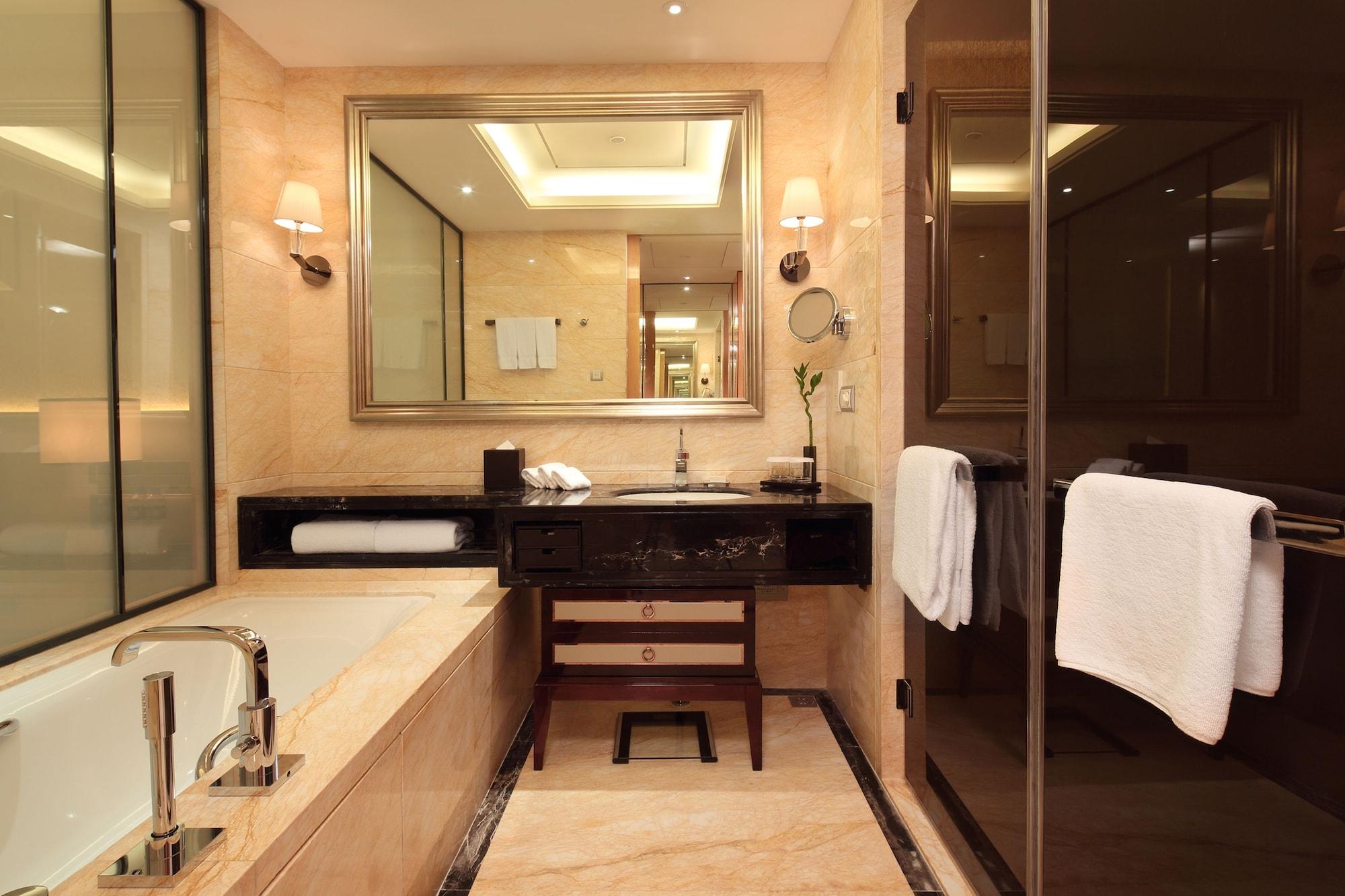 Hilton Guangzhou Baiyun - Free Shuttle For Canton Fair Period, Close To Luhu Golf Club & Leather Market Экстерьер фото