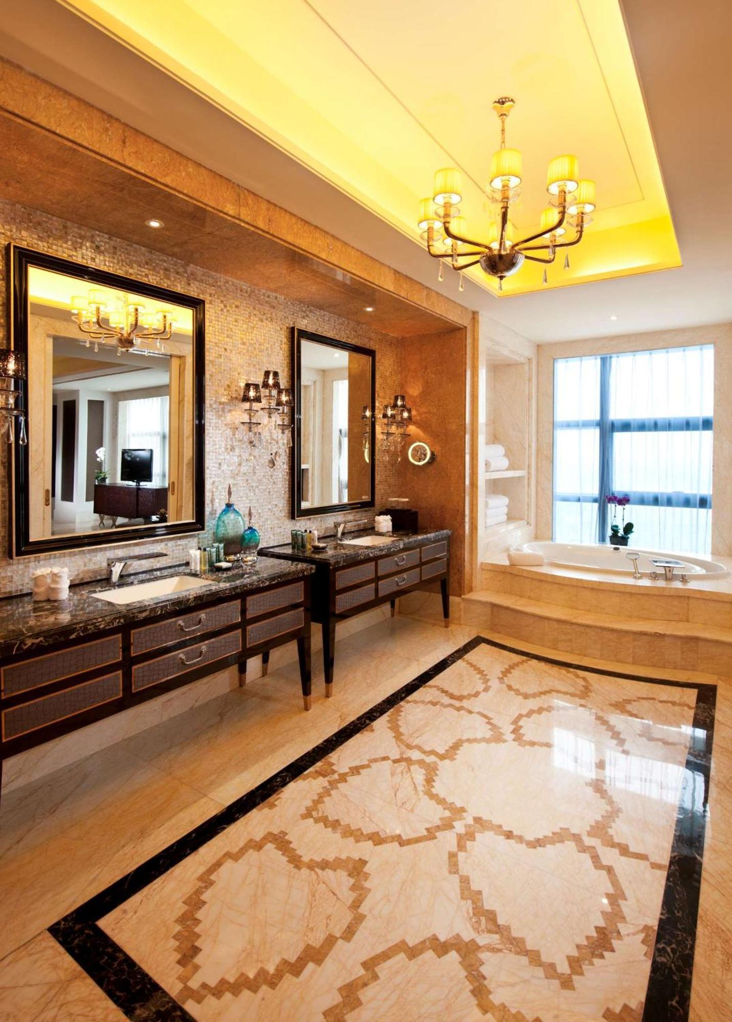 Hilton Guangzhou Baiyun - Free Shuttle For Canton Fair Period, Close To Luhu Golf Club & Leather Market Экстерьер фото