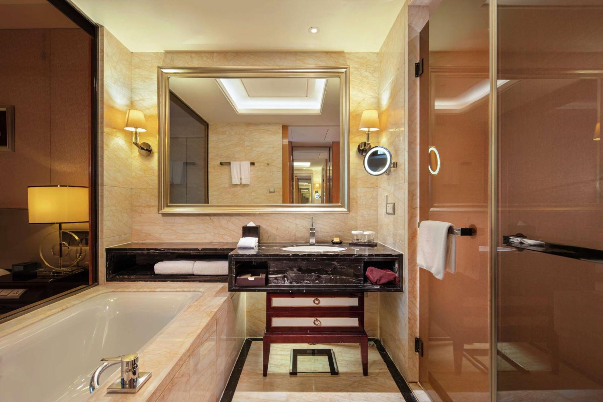 Hilton Guangzhou Baiyun - Free Shuttle For Canton Fair Period, Close To Luhu Golf Club & Leather Market Экстерьер фото