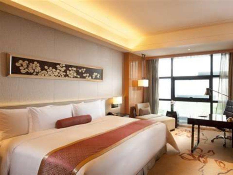 Hilton Guangzhou Baiyun - Free Shuttle For Canton Fair Period, Close To Luhu Golf Club & Leather Market Экстерьер фото